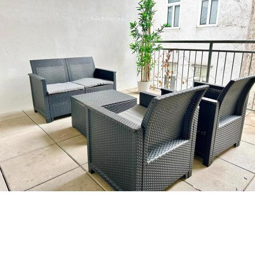 100 m2 Central Apartment with Balcony - Free Parking