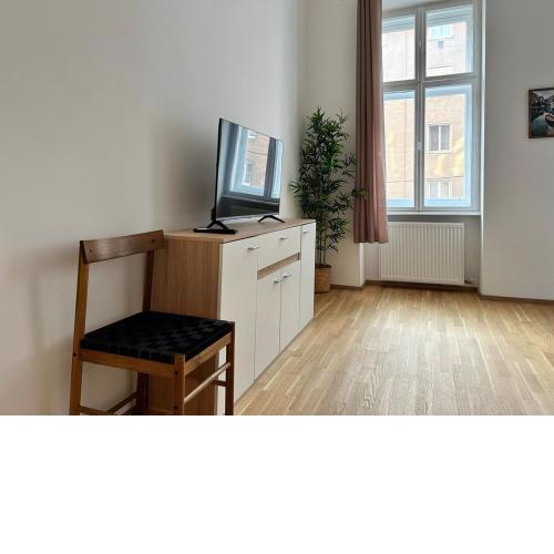 Calm & Sunny Apartment with Free Parking