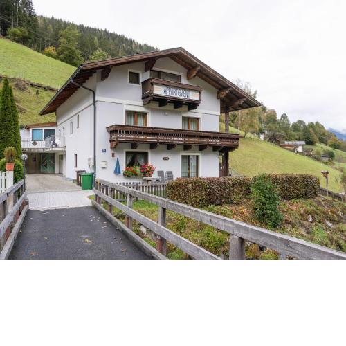 Charming Apartment in Zell am See with Mountain Views