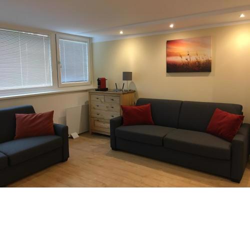 Cosy flat in the quiet area with own garden, free parking and direct public transport link to the centre
