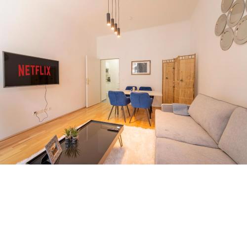 Cozy Flat next to the VIC/UNO
