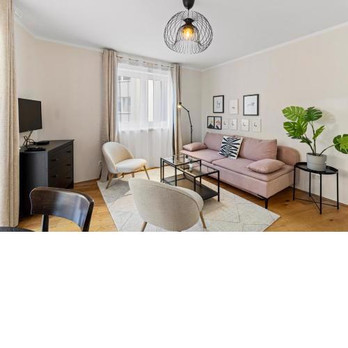 Free Parking I Balcony I 5 min to Train Station