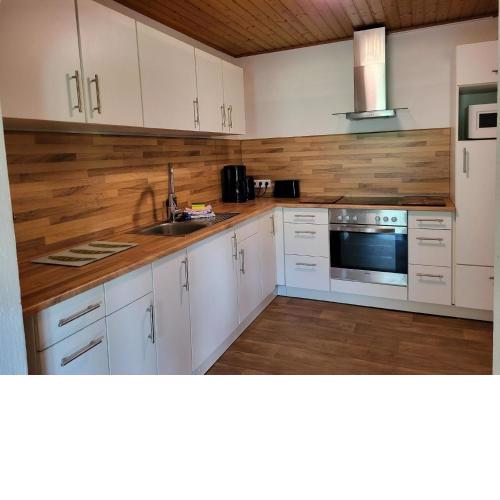 Geräumig ausgelegte Ferienwohnung in der oberen Etage mit Bergblick vom privaten Balkon - b57486