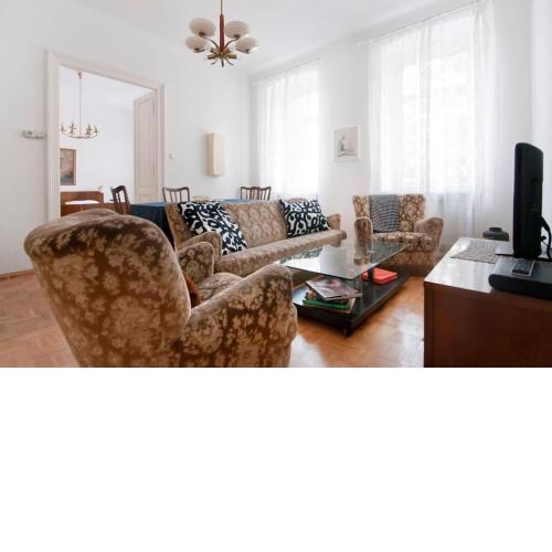 Grand, Central 2BR Apartment
