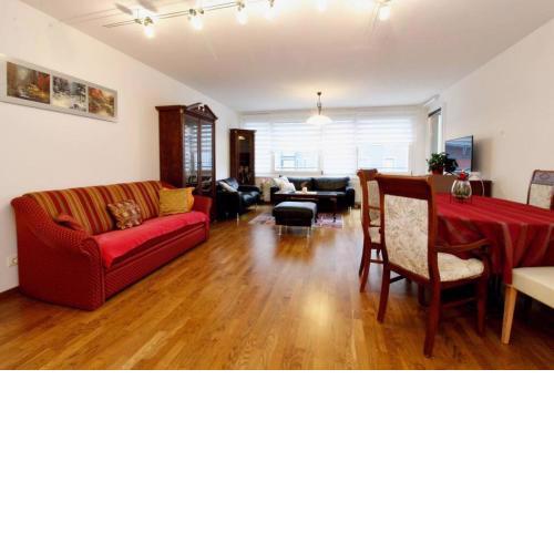 Grosse Balkonwohnung bei UNO City