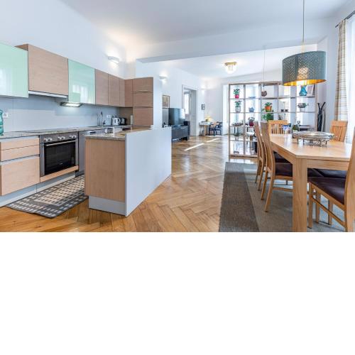 Historic & Luxurious by JR City Apartments