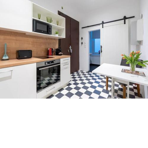 HM • Practical 1BR Flat by Center