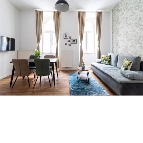 HM • Sleek 1BR Flat Near Center