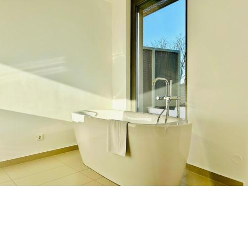 Modern 4 Bedroom Penthouse with Free Parking