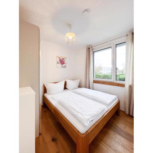 Modern apartment w/ cozy balcony near city center