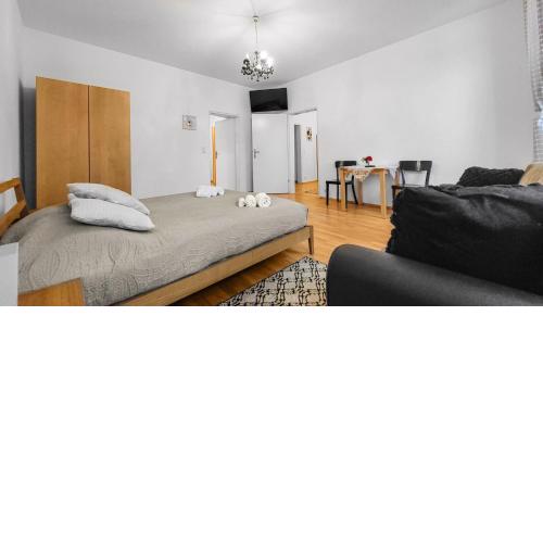 Modern Three-Bedroom, Triple King Beds
