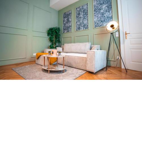 Neu! Erstklassiges Apartment in Schloss Nähe