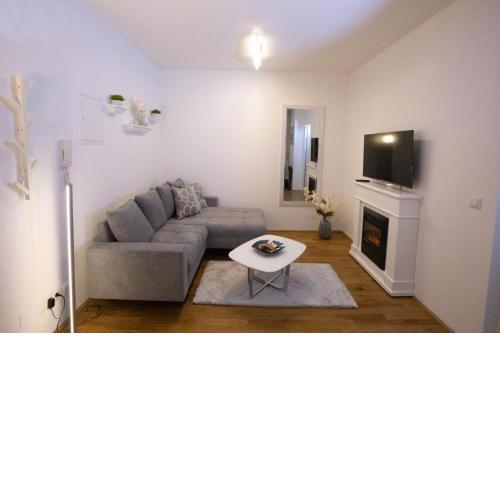 Next to City Center and Central Station, Apt. 10