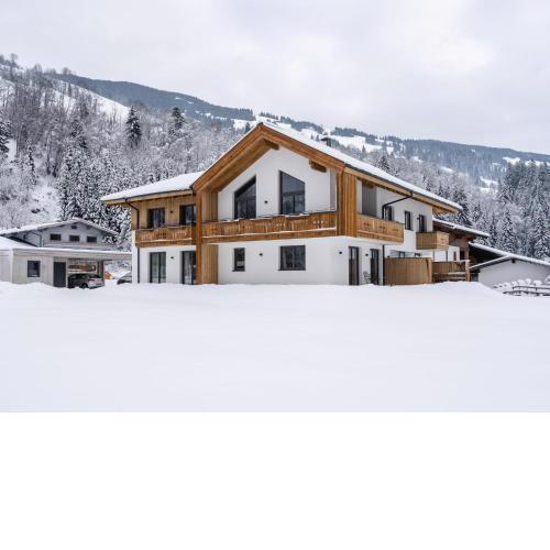 Spacious Chalet in Saalbach Hinterglemm with Sauna